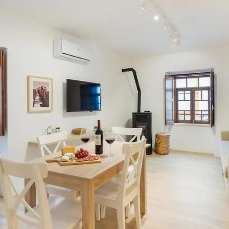 Apartman Casa Da Se Renovated Traditional Townhouse With Courtyard
