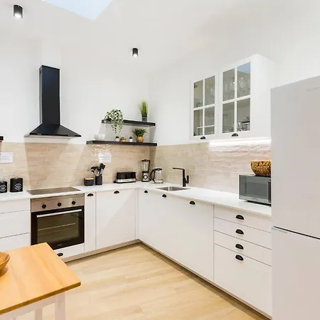 Casa Da Sé Renovated Traditional Townhouse With Courtyard *