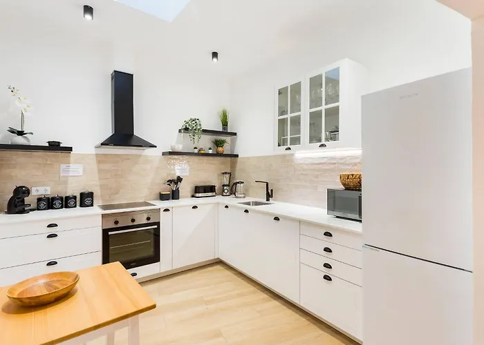 Casa Da Se Renovated Traditional Townhouse With Courtyard *